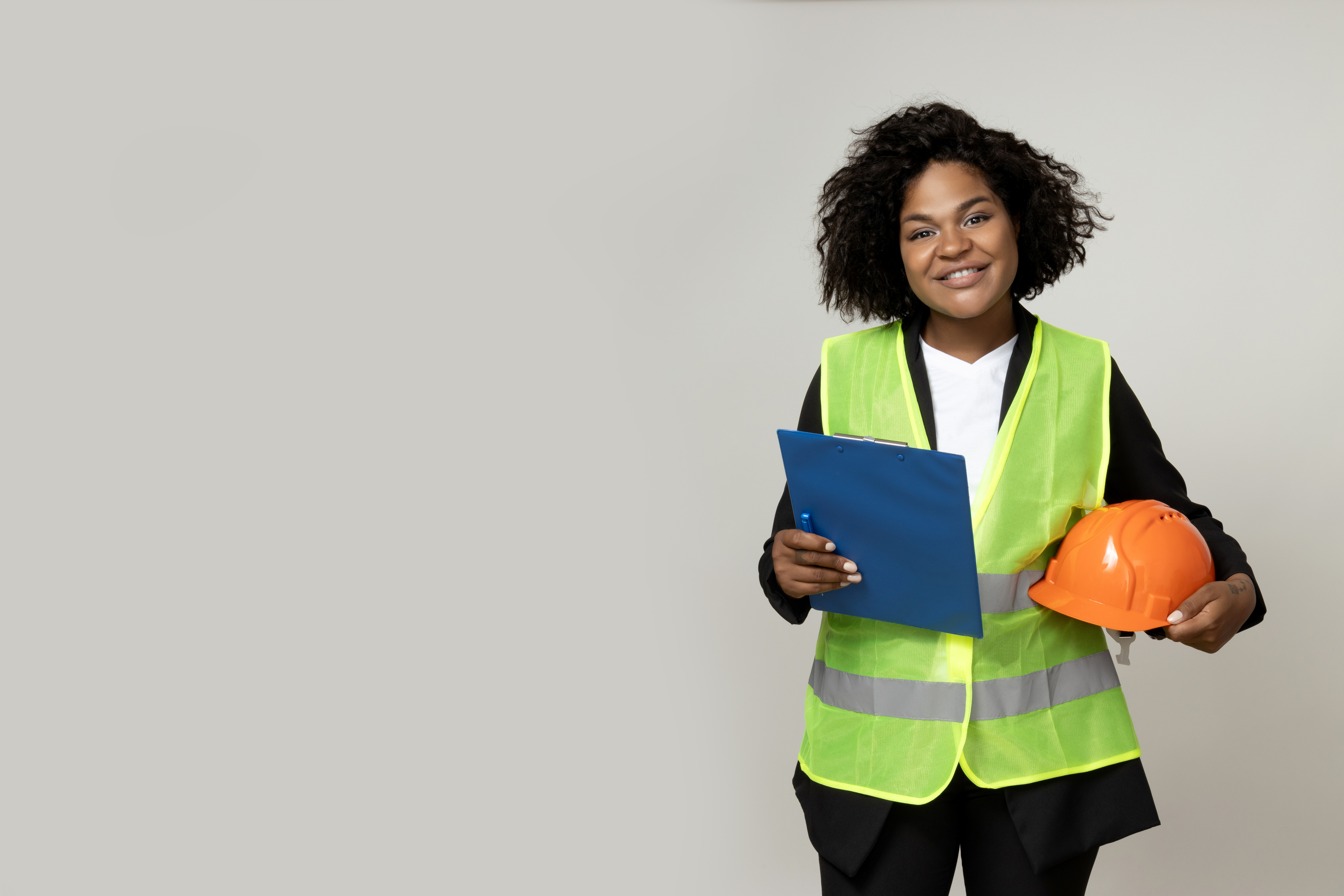 Ingénieure africaine VERATECH avec casque de chantier